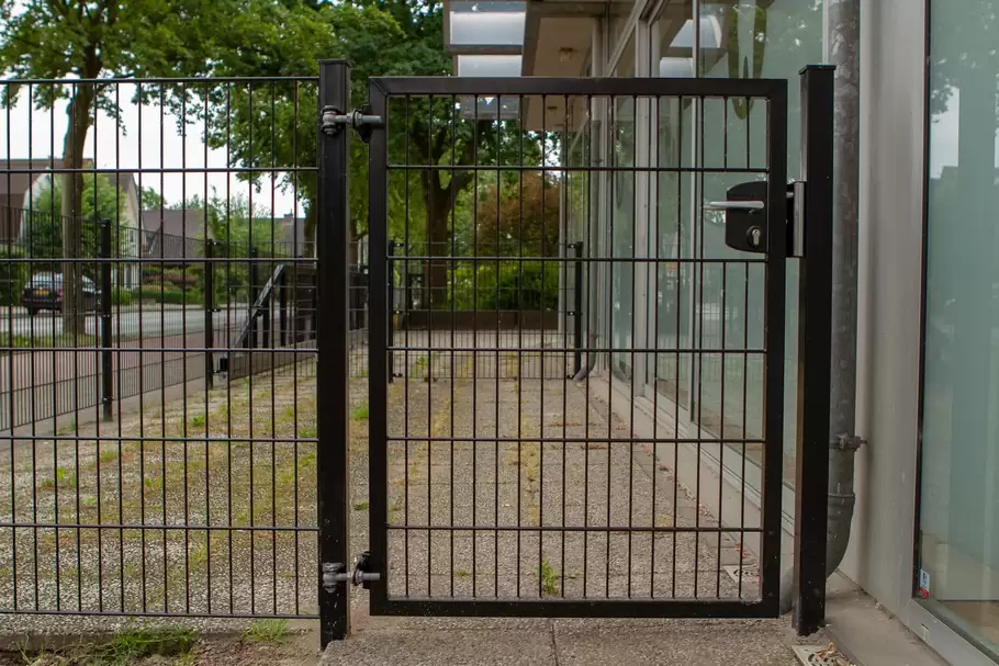 Enkele draaipoort - toegangspoort - tuinpoort met dubbelstaafmatvulling van Hekwerk Soest B.V.