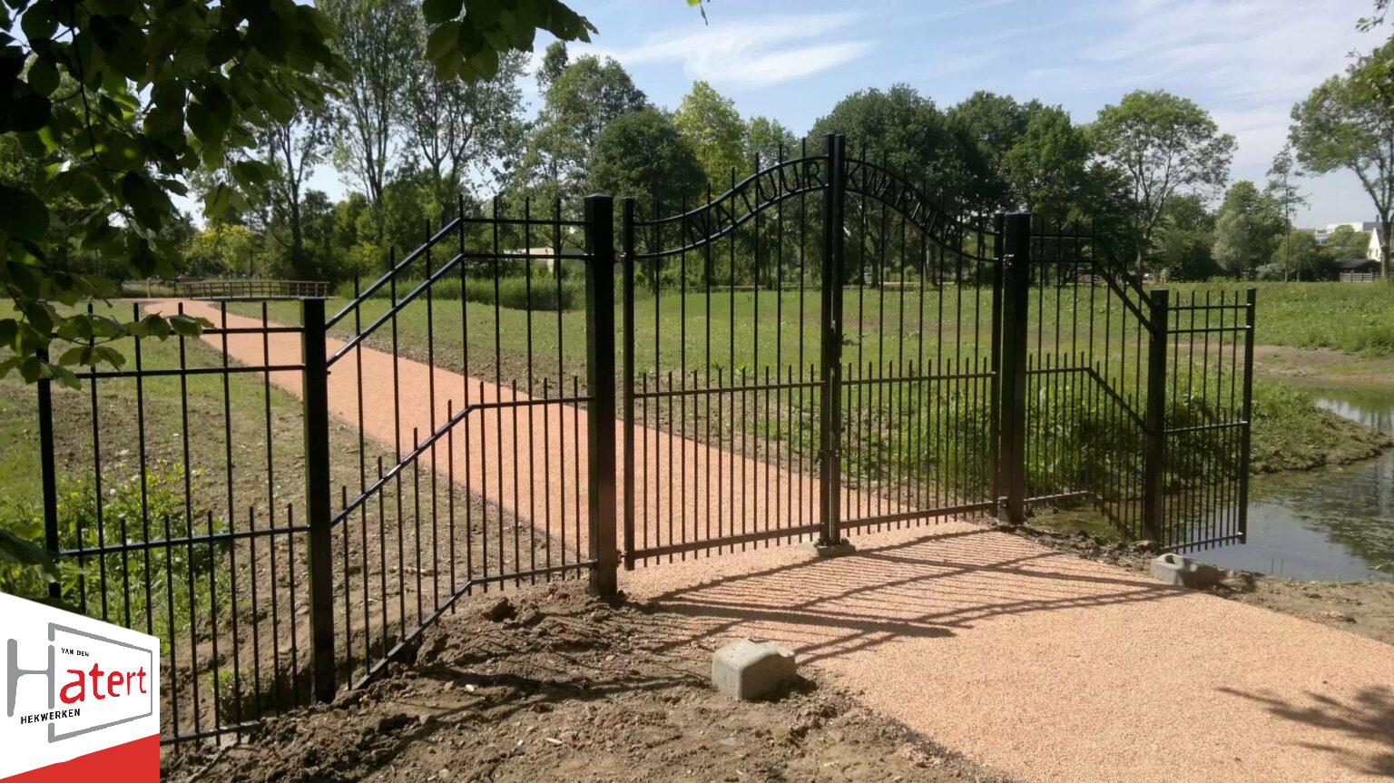 Klassiek-sierhekwerk-en-sierpoort-met-slootwaaiers-van-Hekwerk-Soest-B.V v2